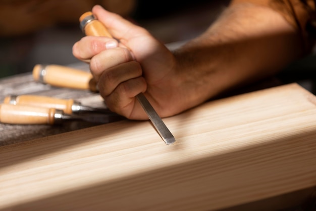 Instrumentarrangement op een tafel graveren