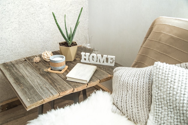 Gratis foto interieur met decoratieve items op een houten tafel.