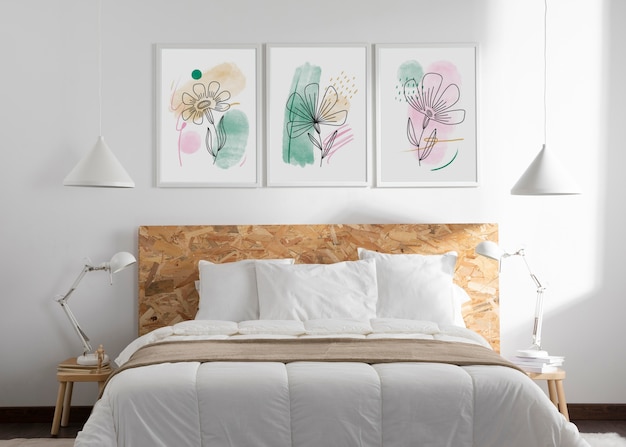 Gratis foto interieur met fotolijsten en bed met kussens