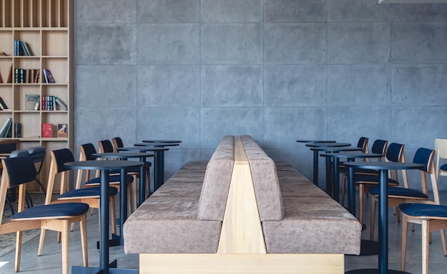 Interieur van een modern café met banken, stoelen en tafels