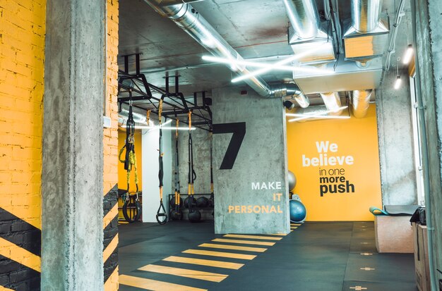 Interieur van een verlichte fitnessclub