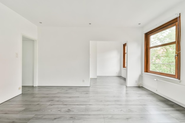 Interieur van een witte kamer met ramen