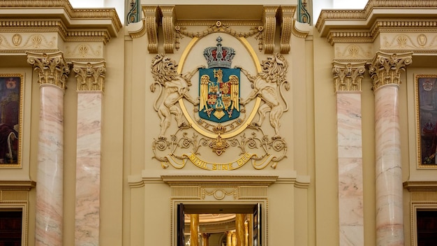 Interieur van het National Art Museum in Boekarest, Roemenië Gouden details marmeren schilderij