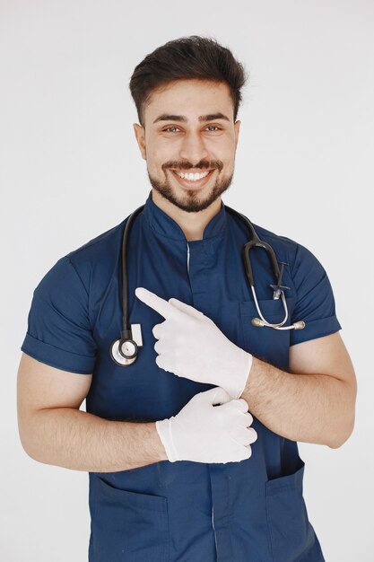 Internationale medische student. Man in een blauw uniform. Arts met een stethoscoop.