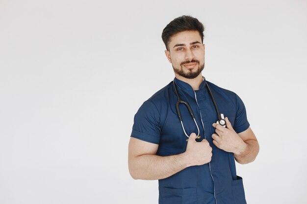 Internationale medische student. Man in een blauw uniform. Arts met een stethoscoop.