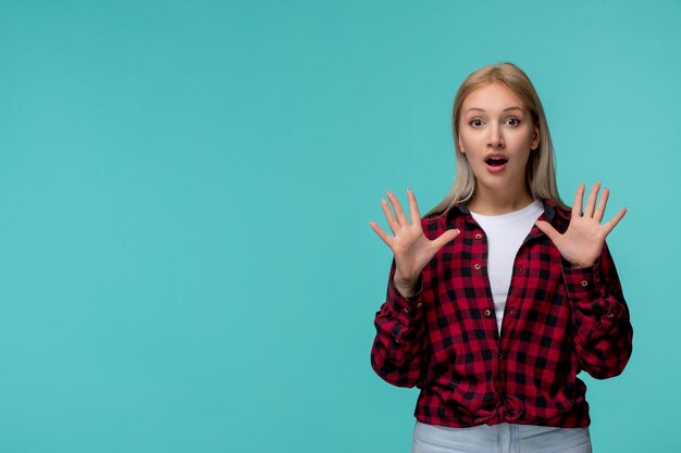 Internationale studentendag schokte mooi schattig meisje in rood geruit overhemd met wijd open mond