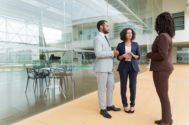 Interraciaal commercieel team dat project bespreekt