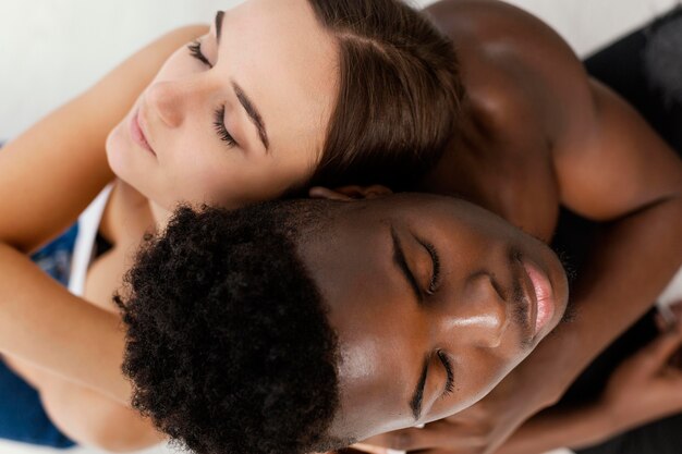 Interracial paar poseren close-up