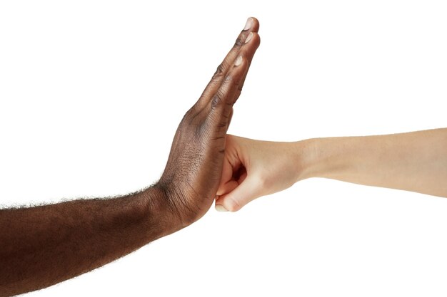 Interraciale menselijke handen geïsoleerd