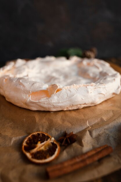 Intreepupil meringue cake met kaneel en gedroogde citrusvruchten