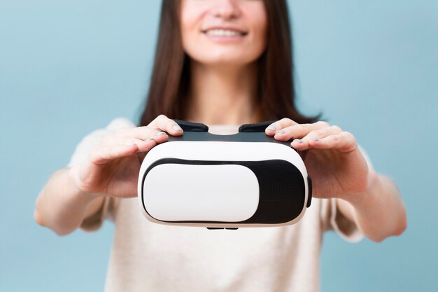 Intreepupil vrouw met virtual reality headset