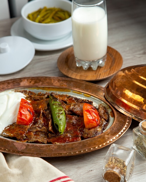 Iskender doner tomatenpeper zijaanzicht