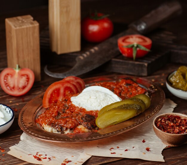 Iskender-kebab in tomatensaus met yoghurt en gemarineerd voedsel
