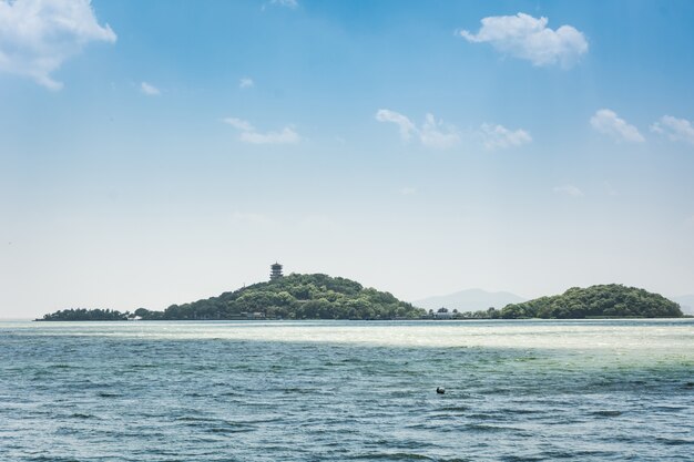 Island uitzicht vanaf de zee