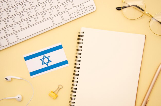 Israël vlag naast lege laptop