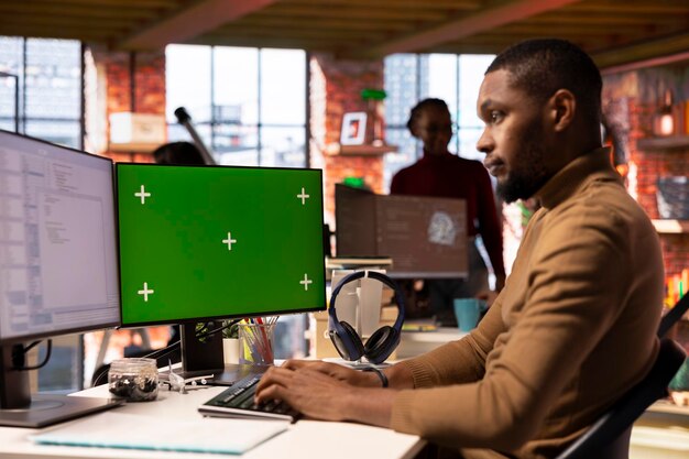 IT-ingenieur met een groene schermpc in start-upkantoor en programmeertalen