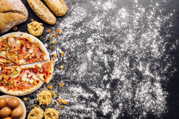 Italiaans eten decoratie met bloem en ruimte aan de rechterkant