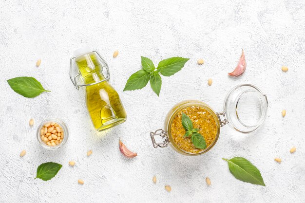 Italiaanse basilicumpesto saus met culinaire ingrediënten om te koken.