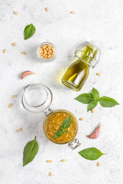 Italiaanse basilicumpesto saus met culinaire ingrediënten om te koken.