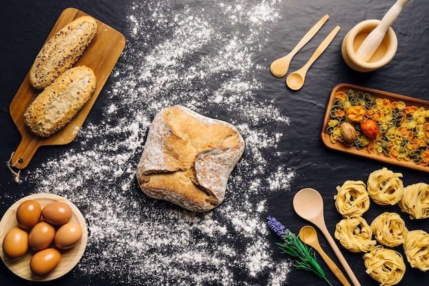 Italiaanse eten decoratie met brood, eieren en pasta