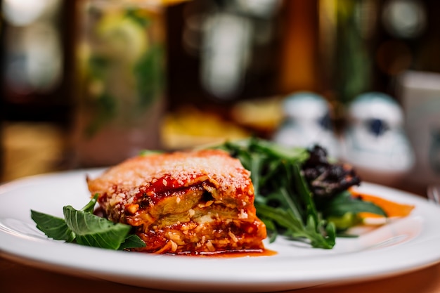 Italiaanse lasagne geserveerd met rucola