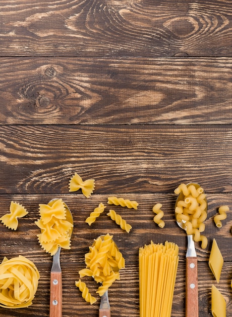 Italiaanse pasta in lepels met kopie-ruimte