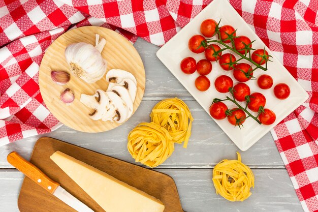 Italiaanse pasta met tomaten en kaas