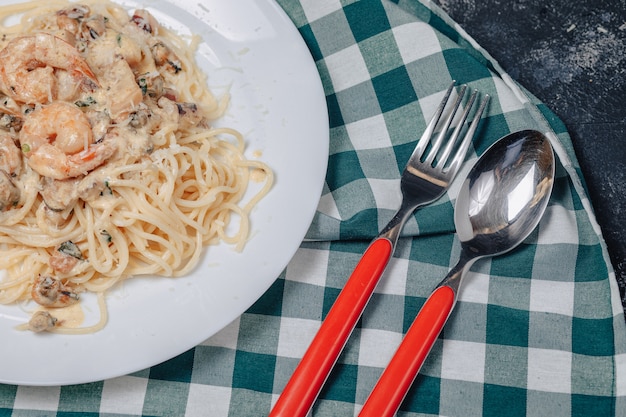 Italiaanse pasta met zeevruchten en gamba's