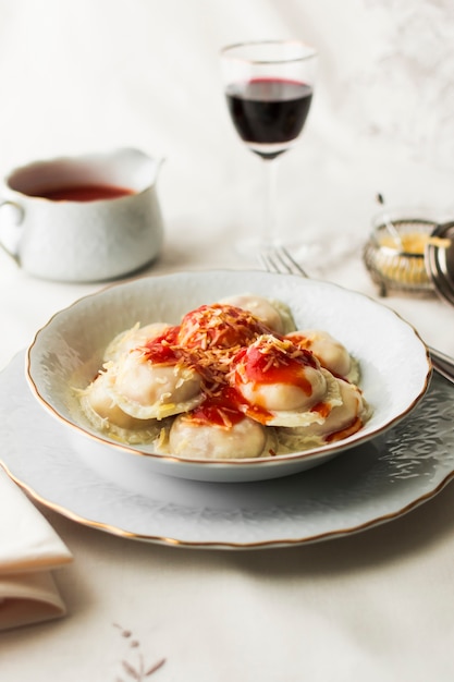 Italiaanse raviolideegwaren met kruidige tomatensaus en kaas in kom