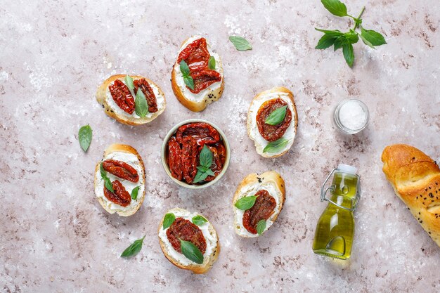 Italiaanse sandwiches - bruschetta met kaas, droge tomaten en basilicum.