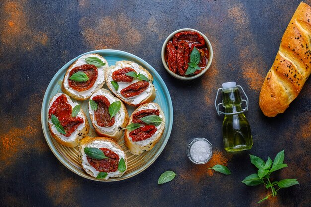 Italiaanse sandwiches - bruschetta met kaas, droge tomaten en basilicum