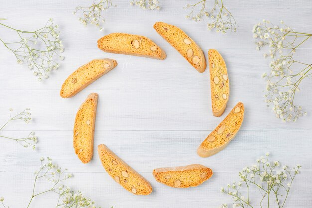 Italiaanse Toscaanse traditionele koekjescantuccini met amandelen, een kop van koffie op licht