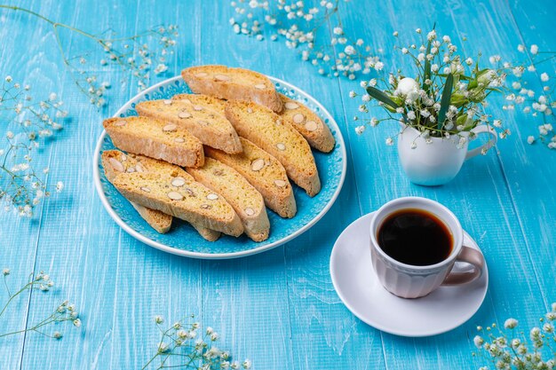 Italiaanse Toscaanse traditionele koekjescantuccini met amandelen, een kop van koffie op licht