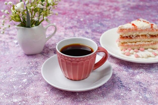 Italiaanse Toscaanse traditionele koekjescantuccini met amandelen, een kop van koffie op licht