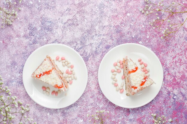 Italiaanse Toscaanse traditionele koekjescantuccini met amandelen, een kop van koffie op licht