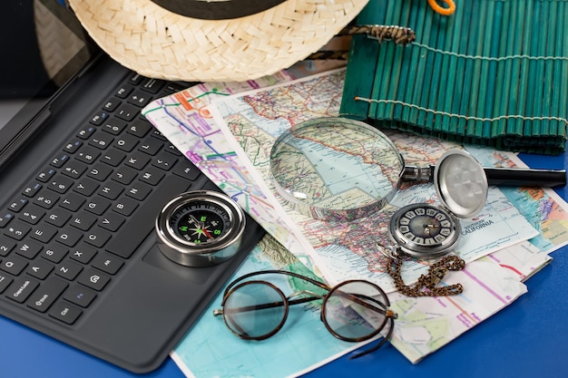 Items die worden gebruikt in reizen op de achtergrond van kaarten