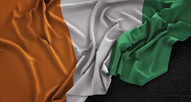 Ivory Coast Flag Gerimpelde Op Donkere Achtergrond 3D Render