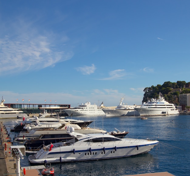 Jachten in de haven van Monaco.