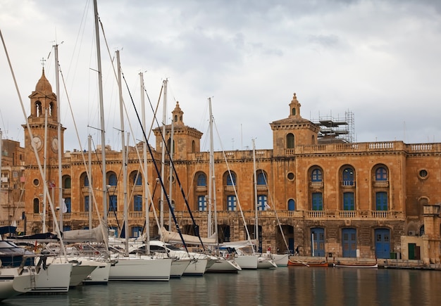 jachten in Dockyard Creek of Senglea