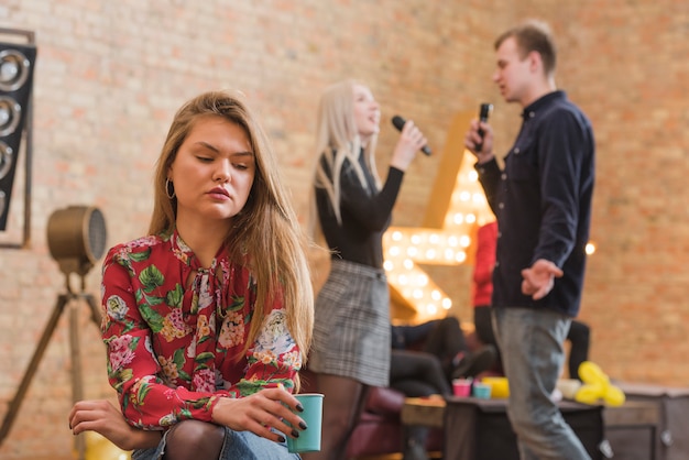 Jaloers meisje op een feestje