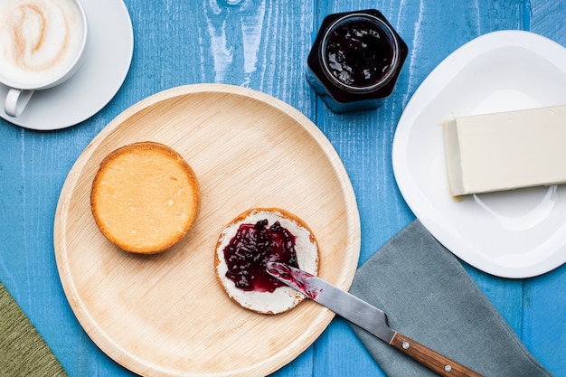 Gratis foto jam en boter op brioche met cappuccino