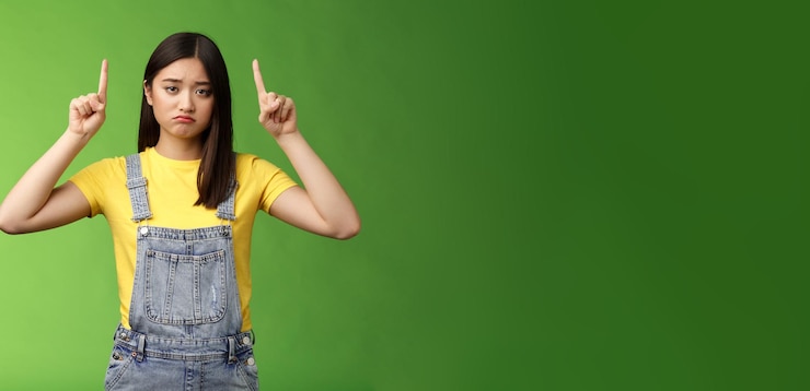 Gratis Foto jammer schattig verdrietig aziatisch meisje brunette grimassen trekken verdriet boos gezicht fronsen gehinderd wijzende fin