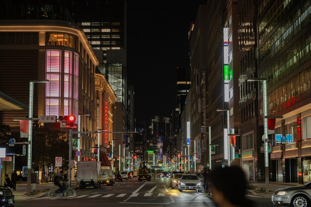 Japan stad 's nachts met mensen op straat