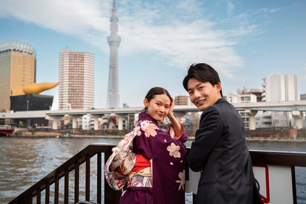 Japans stel poseert bij de brug en viert de volwassenheidsdag