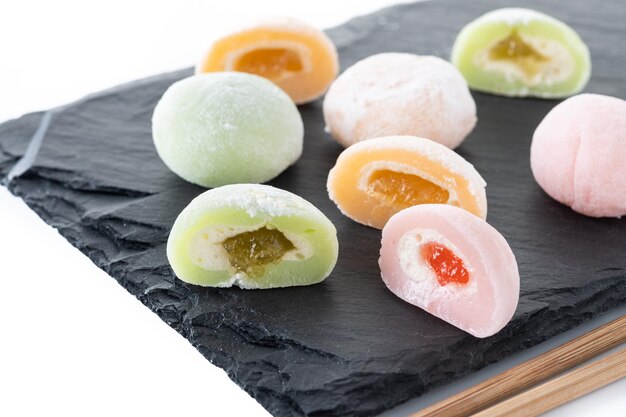Japanse kleurrijke mochi die op witte achtergrond wordt geïsoleerd