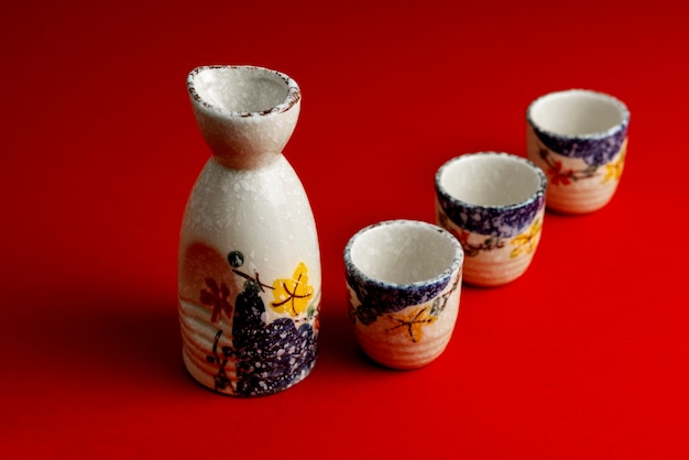 Gratis foto japanse kopjes en flessenarrangement onder hoge hoek