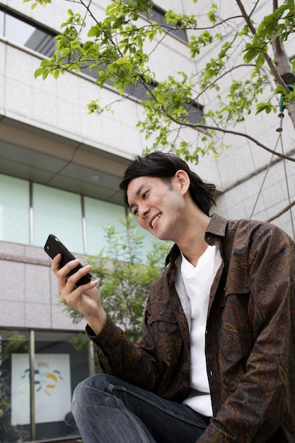 Japanse man die alleen tijd buitenshuis doorbrengt