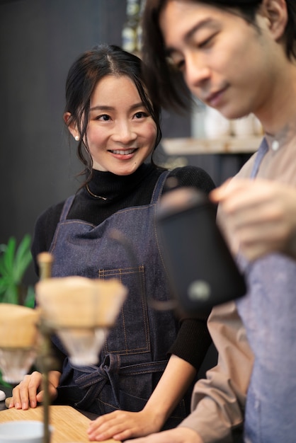 Gratis foto japanse man en vrouw koken in een restaurant