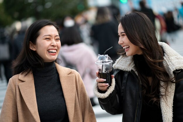 Japanse tienervrienden die plezier hebben