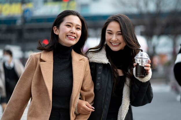 Japanse tienervrienden die plezier hebben.